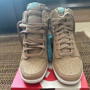 Nike women’s DUNK SKY HI ESSENTIAL